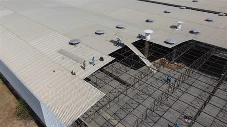 Telhado metálico industrial durante a troca de telhas